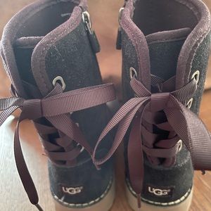 🍂Get ready for fall pictures! EUC! Black suede girl’s Ugg boots size 1.